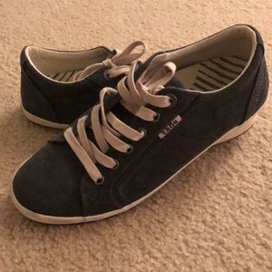 Women’s Taos Footwear Star in Charcoal Wash Canvas